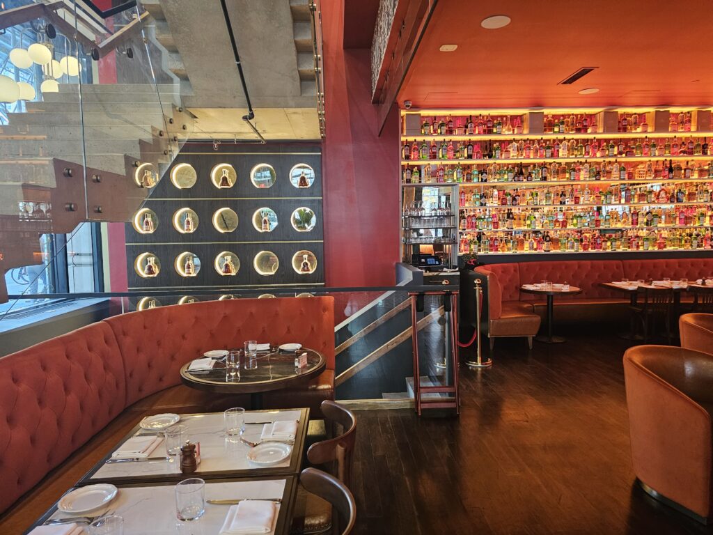 Table setting and decorative wall plates at Brasserie Cognac Américain