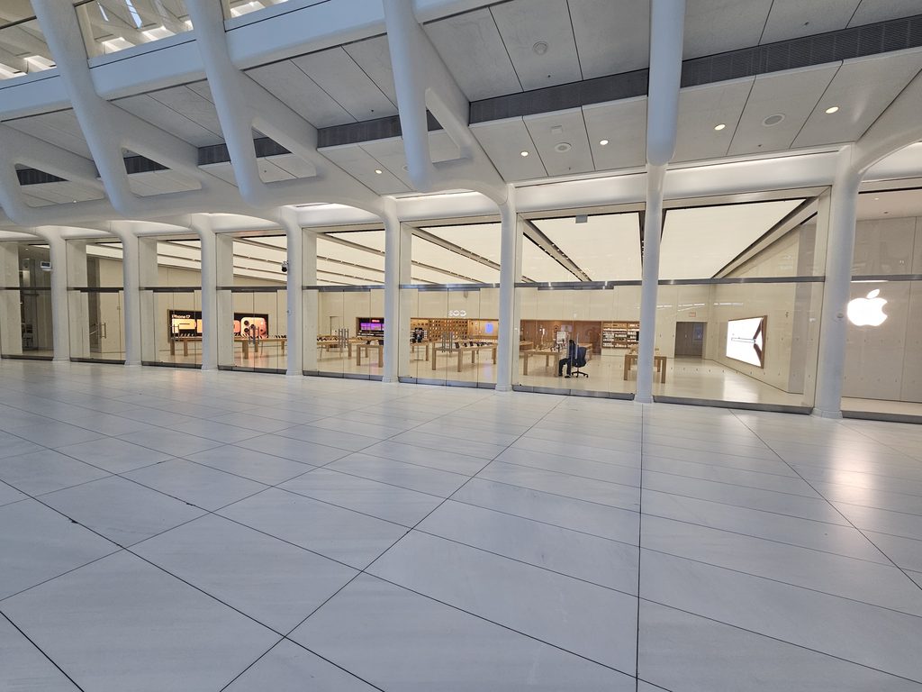 Apple Store inside the Oculus World Trade Center