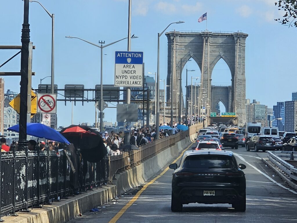 No bicycles sign on the Brooklyn Bridge pedestrian promenade
