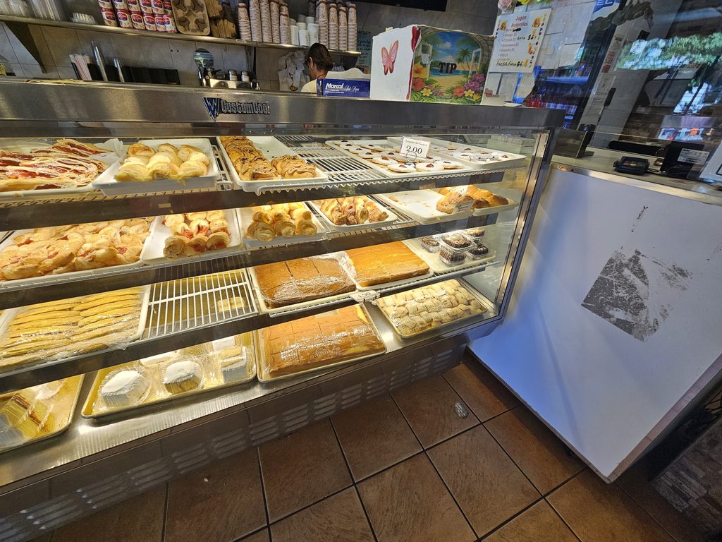 Fresh bakery items and desserts at Bizcocho de Colores Party Supply
