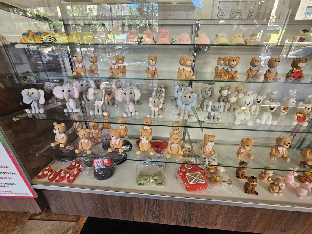 Dessert and party-item display inside Bizcocho de Colores Party Supply
